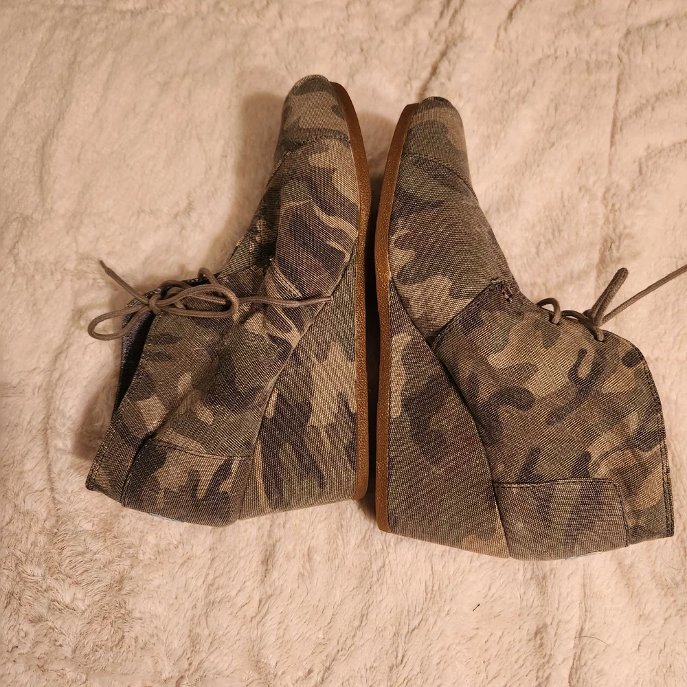 Toms step out